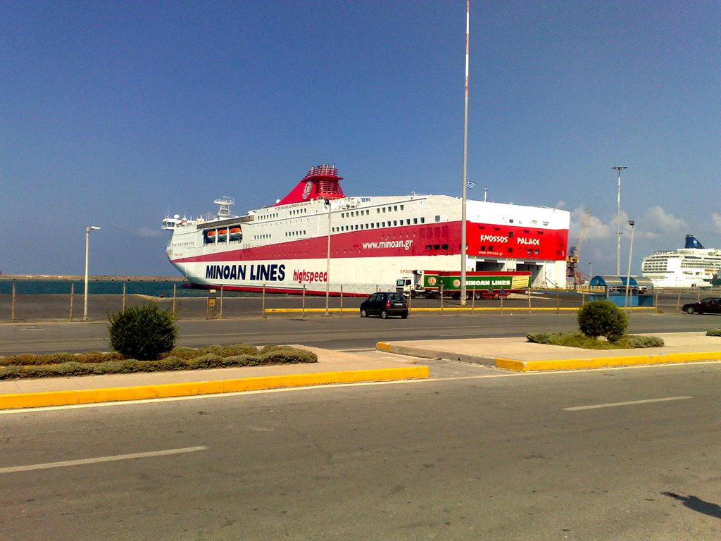 Heraklion port by Daniel Morman