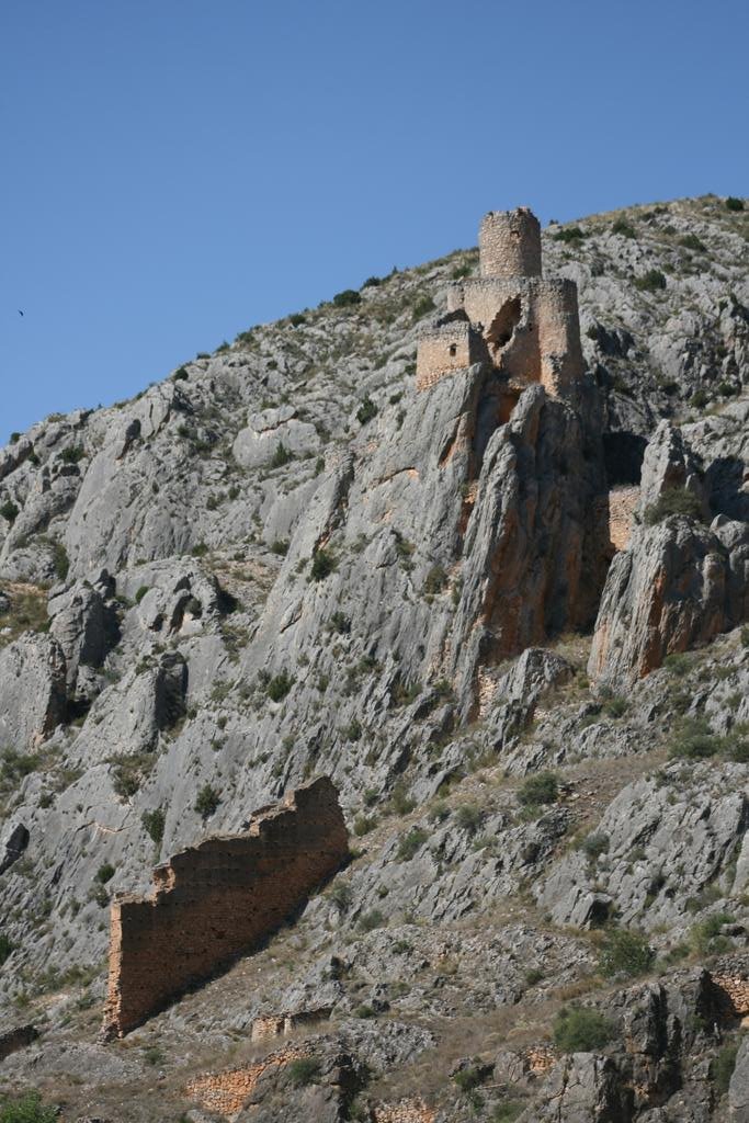 Castel y ruinas de fortificacions by lagors