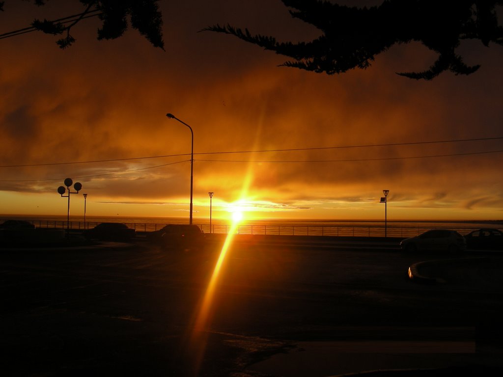 Amanecer desde costanera by Pablo Driussi