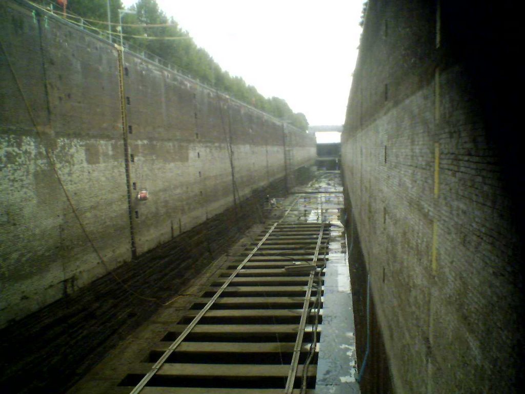 Ruhr Schleuse Kammer wurde Trockengelegt wegen Renovierungsarbeiten das Bild ist vom 29.9.06 by Florian.M