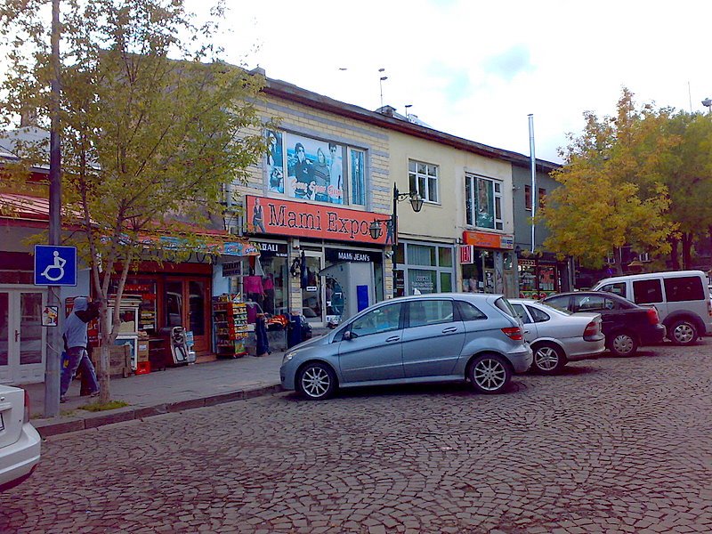 ATATÜK CADDESİNDEN BİR KARE by Nurullah Gürbüz Köse