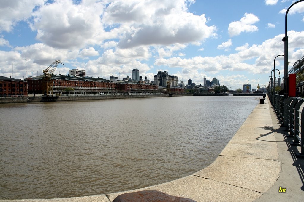 Frente a Puerto Madero by Luis Maderuelo