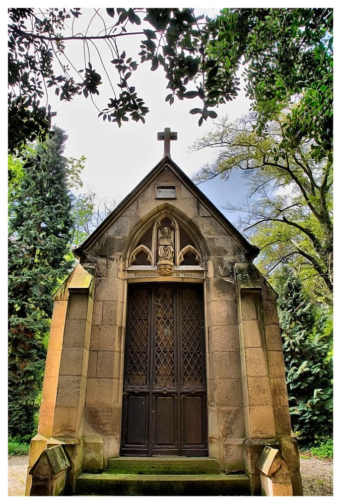 Gruft im Schlosspark Gymnich by U.Walli