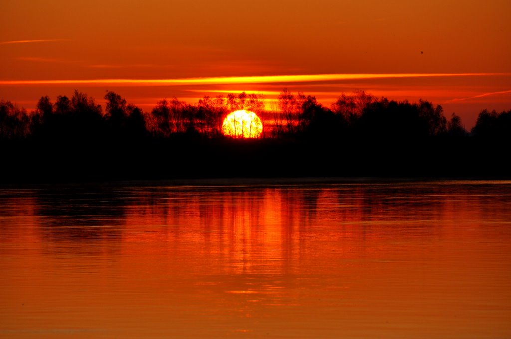 Sonnenaufgang Elbe Radegast by Heinz Peierl