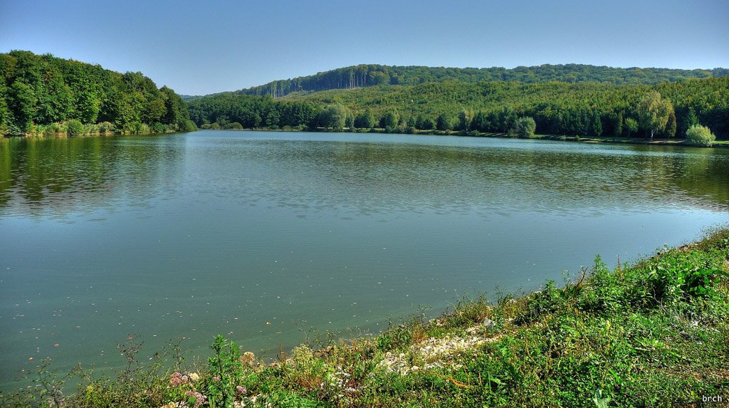 Lake Cabraji by brch