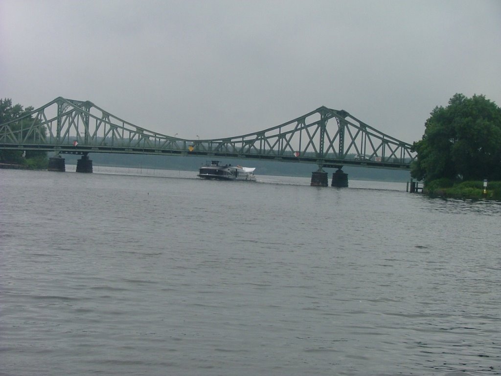 Glienicker Brücke und die Moby Dick by Klaus Brink