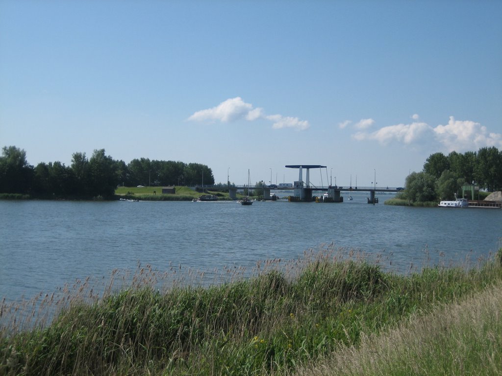 Brug over Veluwemeer bij Elburg by Johan Zuidema