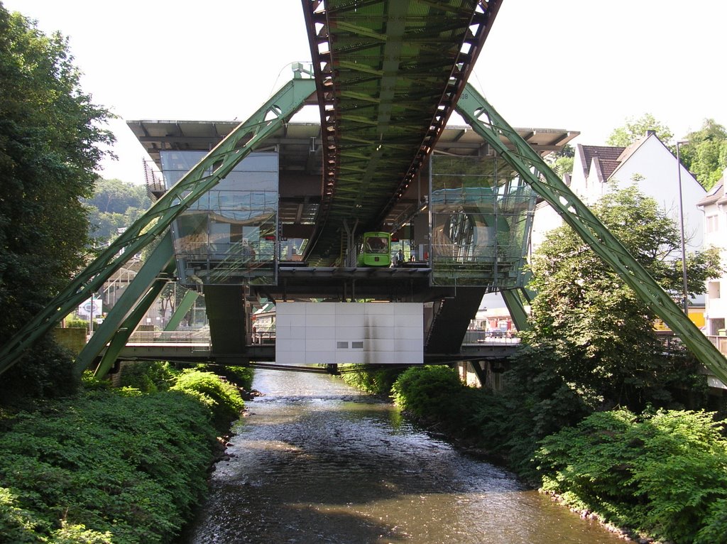 Wuppertal - Schwebebahn - Station "Stadion / Zoo" (20.06.2007) by Thomas Mauer