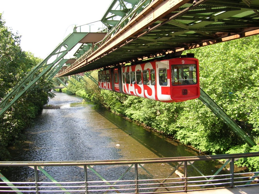 Wuppertal - Schwebebahn - Station "Varresbecker Straße" (20.06.2007) by Sauerlandtom