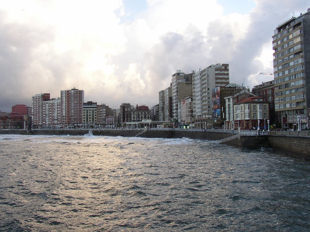 Playa de San Lorenzo (Gijón) by Fernando Fdez Núñez