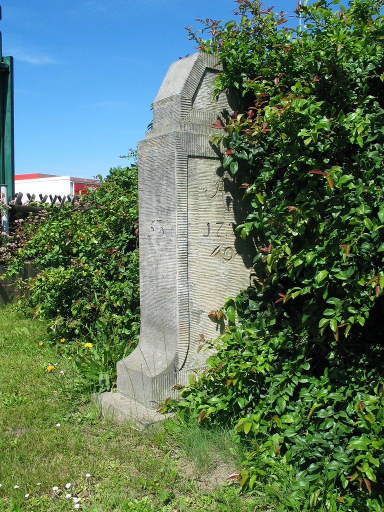 Thiendorf Viertelmeilensäule by Peter Hecker