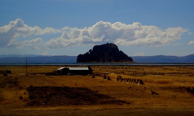 Isla en el titicaca desde la borda boliviana by Gui Torres