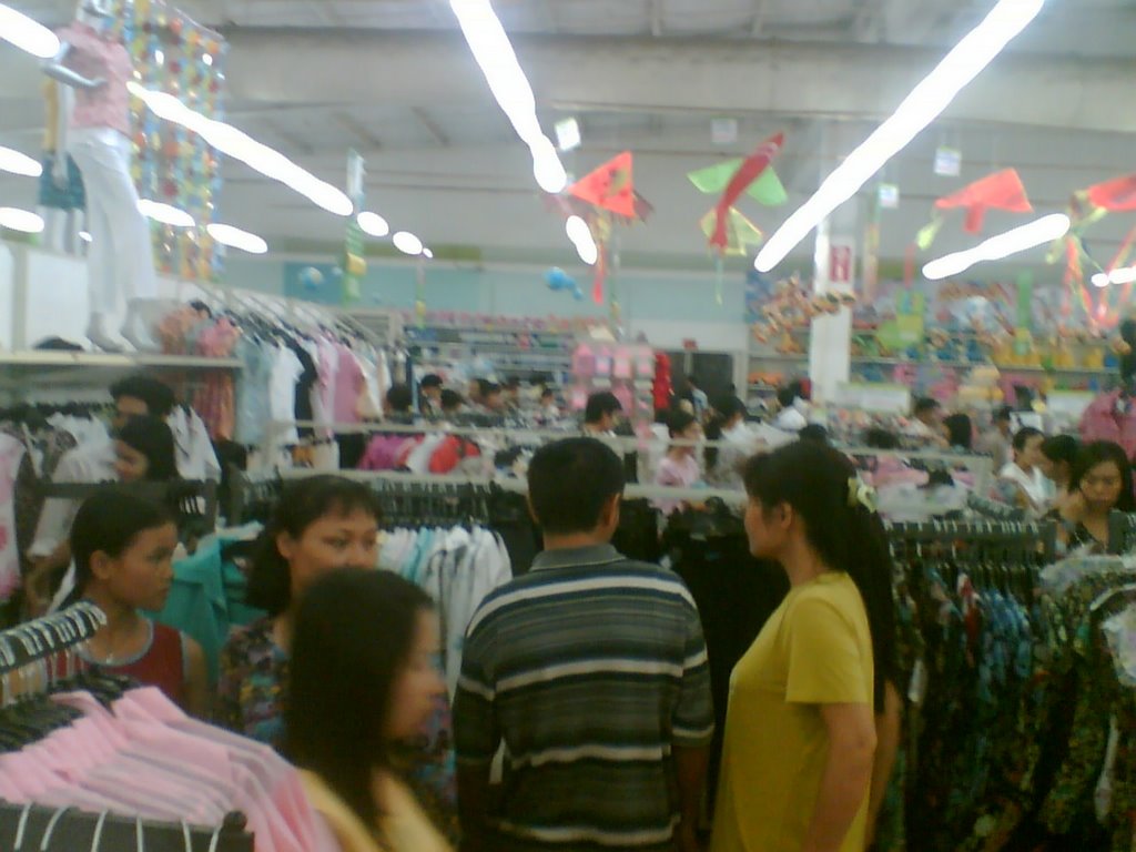 Shopping crowded in BigC supermaket by haonx