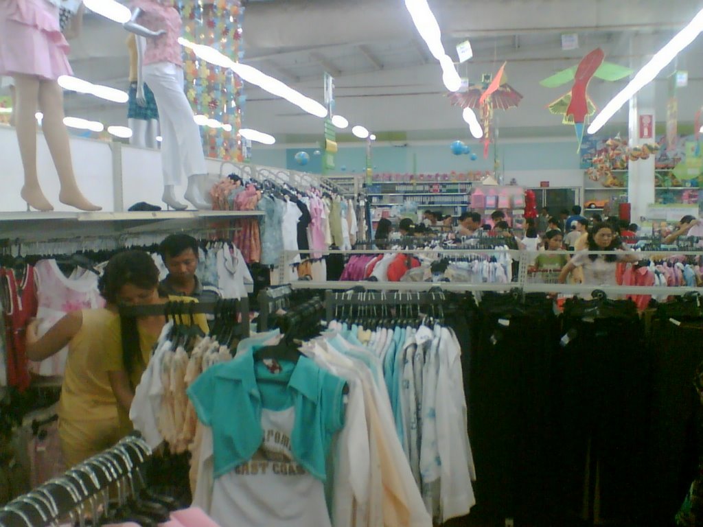 Shopping crowded in BigC supermaket by haonx