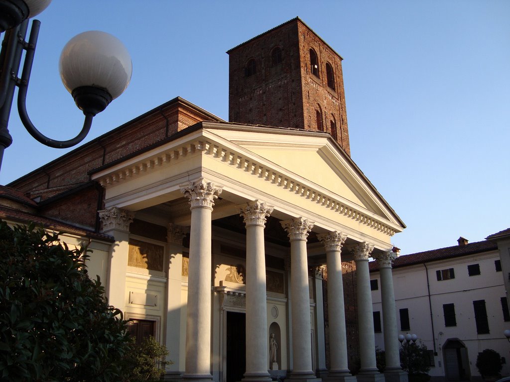 Santhià (VC) - Chiesa di Sant'Agata, il vasto pronao che fa da ingresso alla Chiesa by Giancarlo Ticozzi