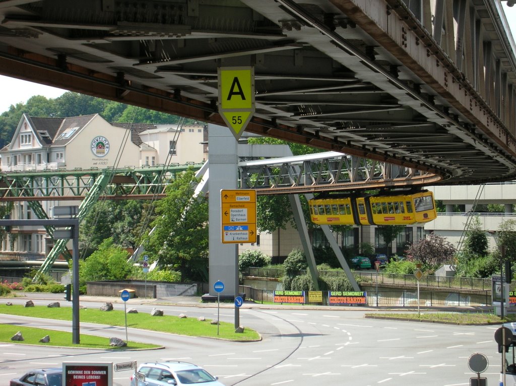 Wuppertal - Schwebebahn - Bundesallee nähe Station "Kluse / Schauspielhaus" (20.06.2007) by Thomas Mauer