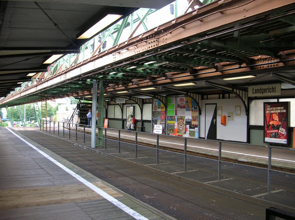 Wuppertal - Schwebebahn - Station "Landgericht" (20.06.2007) by Thomas Mauer