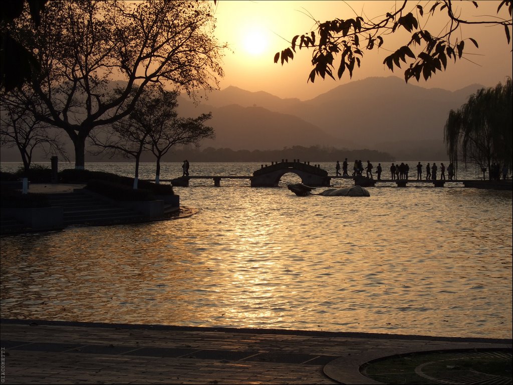 Hangzhou, Westlake, like a postcard by Saveriu Giacometti