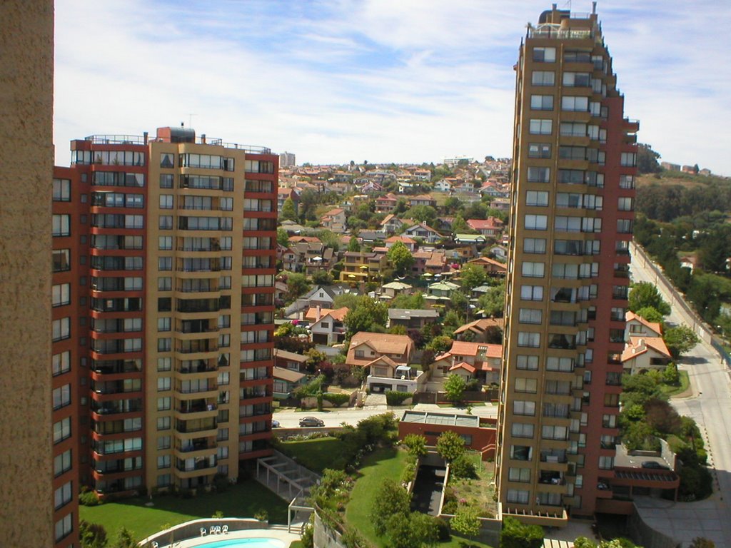 Building in Reñaca, near to Viña del Mar, Chile. by luisjaime