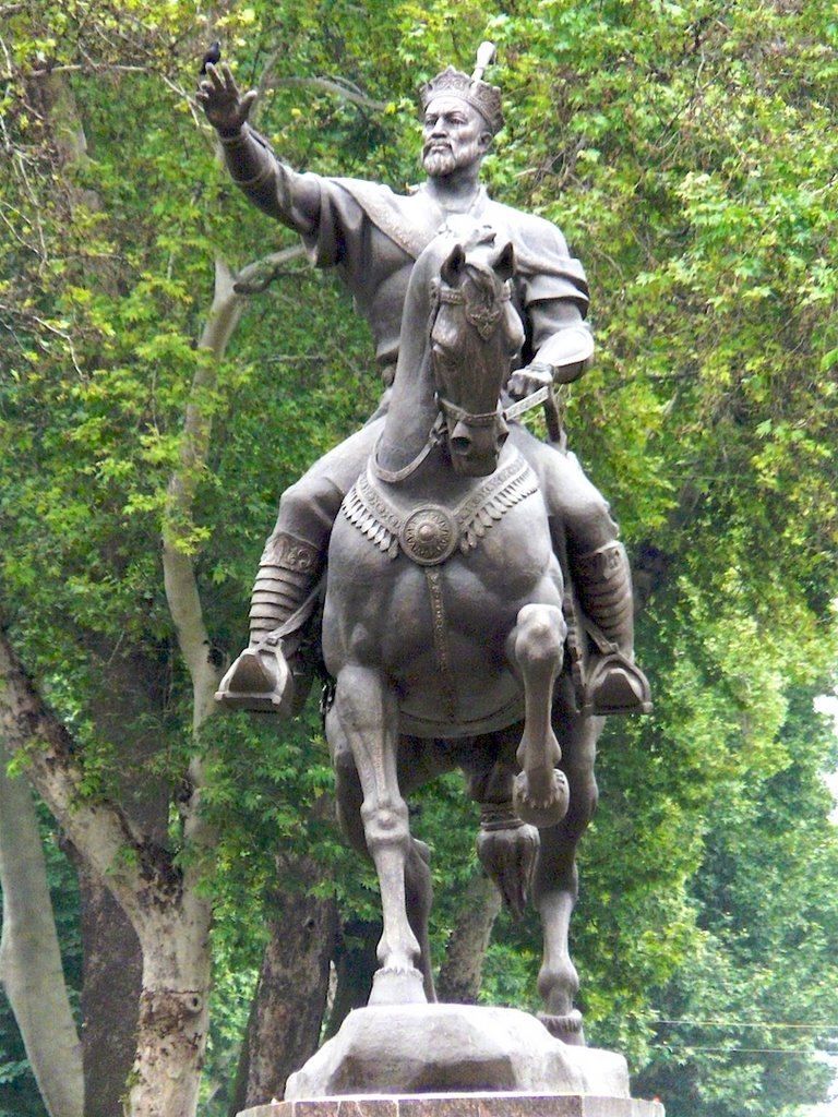 Tachkent : place Amir Timour, la statue du héros de l'Ouzbékistan et l'oiseau by JLMEVEL