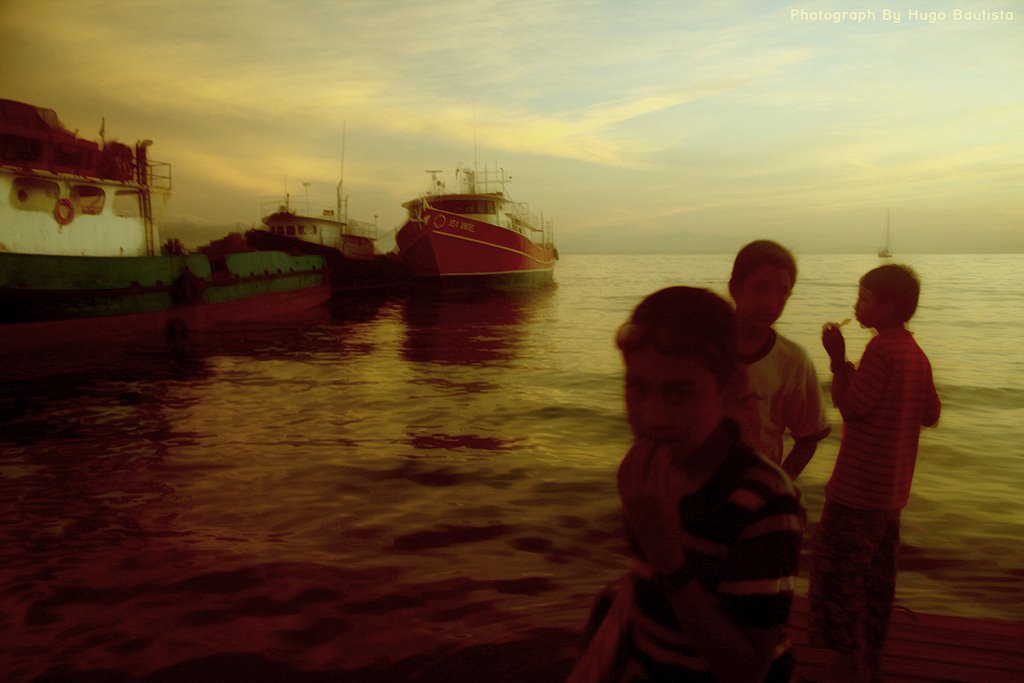 Niños en el Muelle by Hugo Bautista