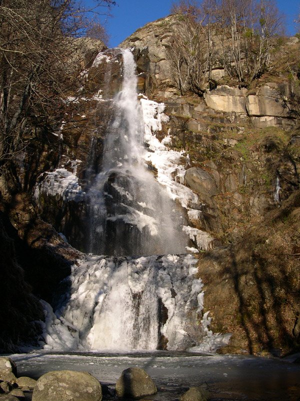 Cascade de Rûnes en partie gelée by Vincent Lhermet