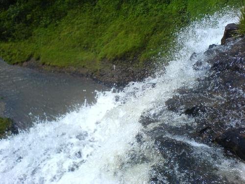 Foto na Cachoeira das Irmãs - Araguari. (31/12/2006) by Alex Guimarães