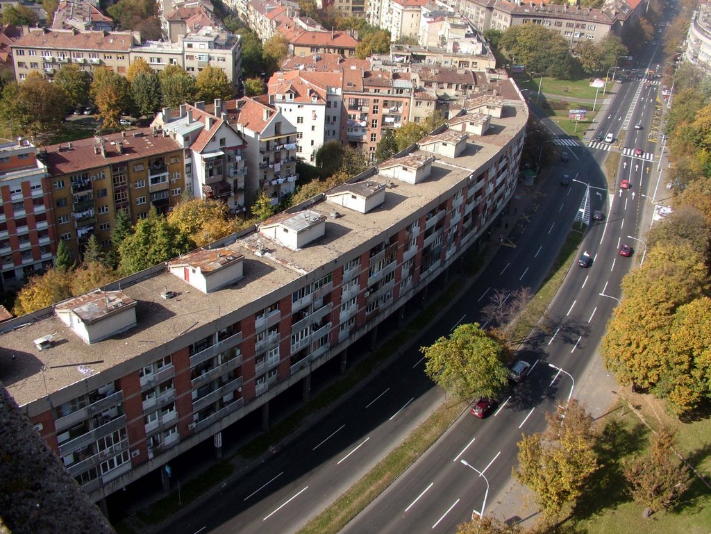 Zgrada zvana kifla na Karadjordjevom trgu, Zemun by Teča sa Dunava