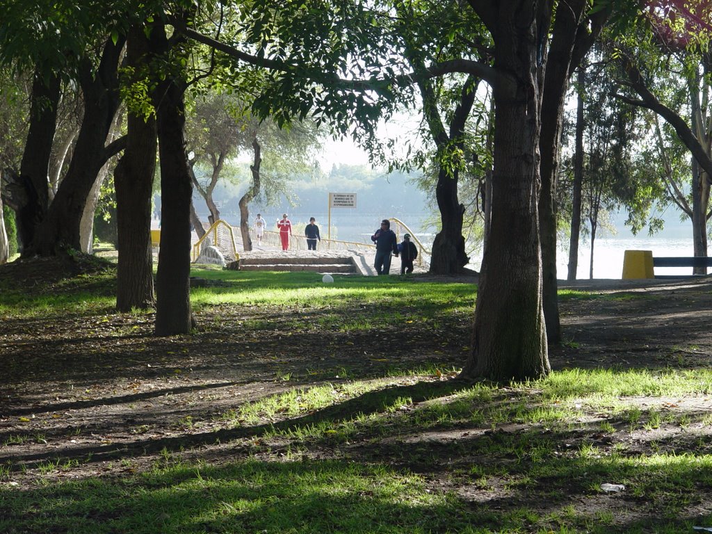 Parque Tangamanga, paseo junto al lago by Fernando Madrigal