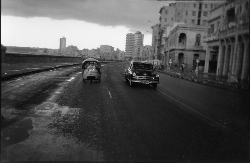 Tormenta- El malecón-La Habana by Jesús Burgos