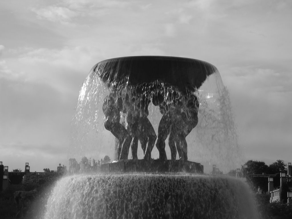 Fountain (bw) by Stuart Goodman