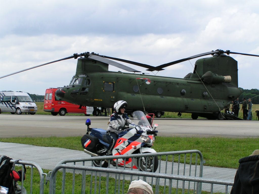 Airshow Volkel 2007 chinook en motoragente by Tjeert.Mensinga ©