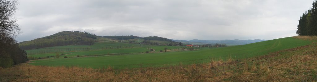 Widok spod Wysokiej na Kopiec, Bierkowice i Góry Bardzkie by naheis