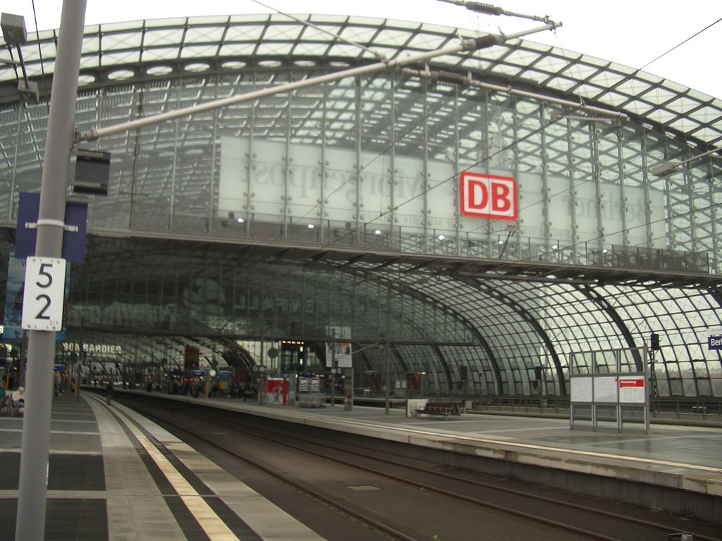 Berlin Hauptbahnhof by Robert Klein