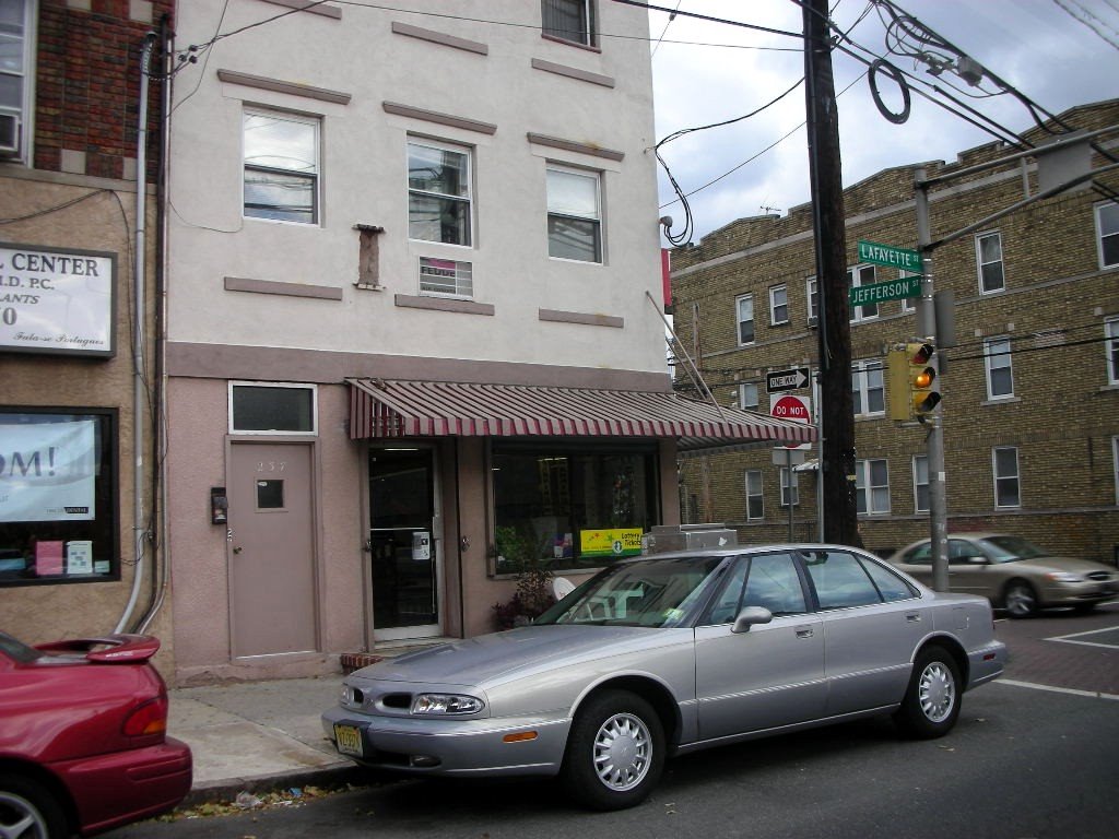 Laffayette and Jefferson streets corner, in Newark - oct. 2006 by vitorabdala