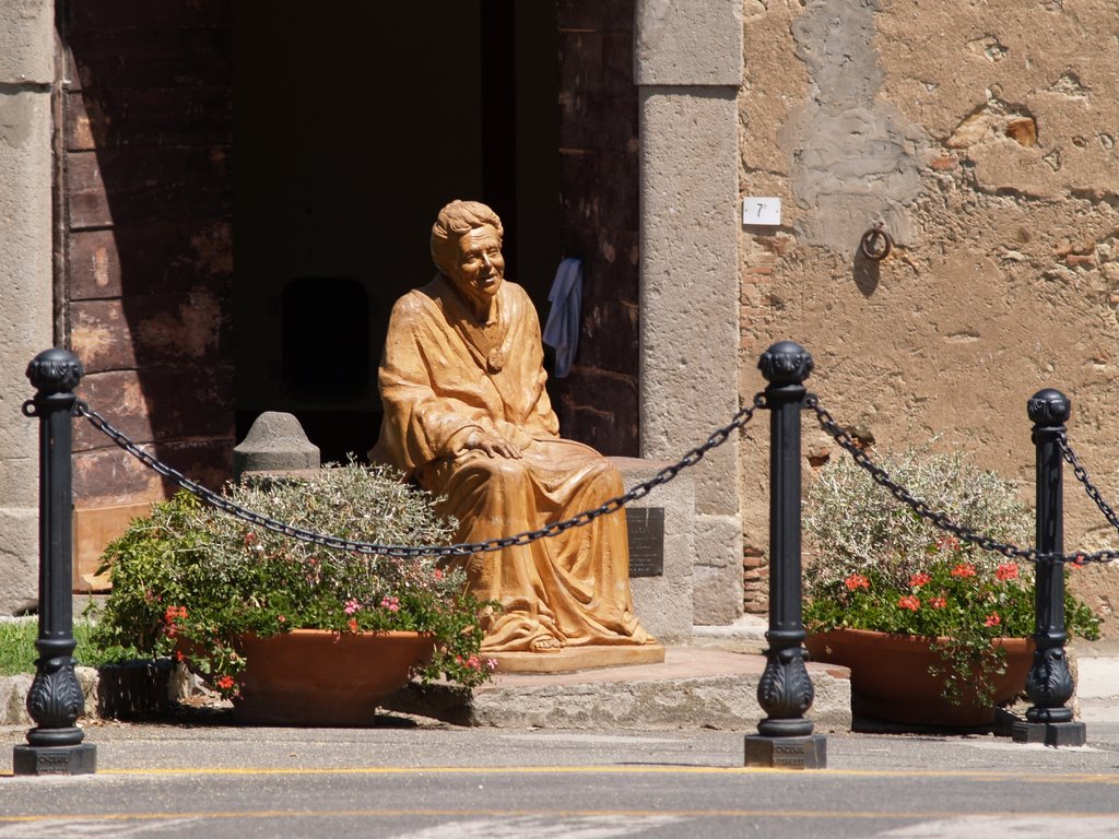 Standbeeld in Bolgheri (Nonna Lucia), 2005 by Jan R. Ubels