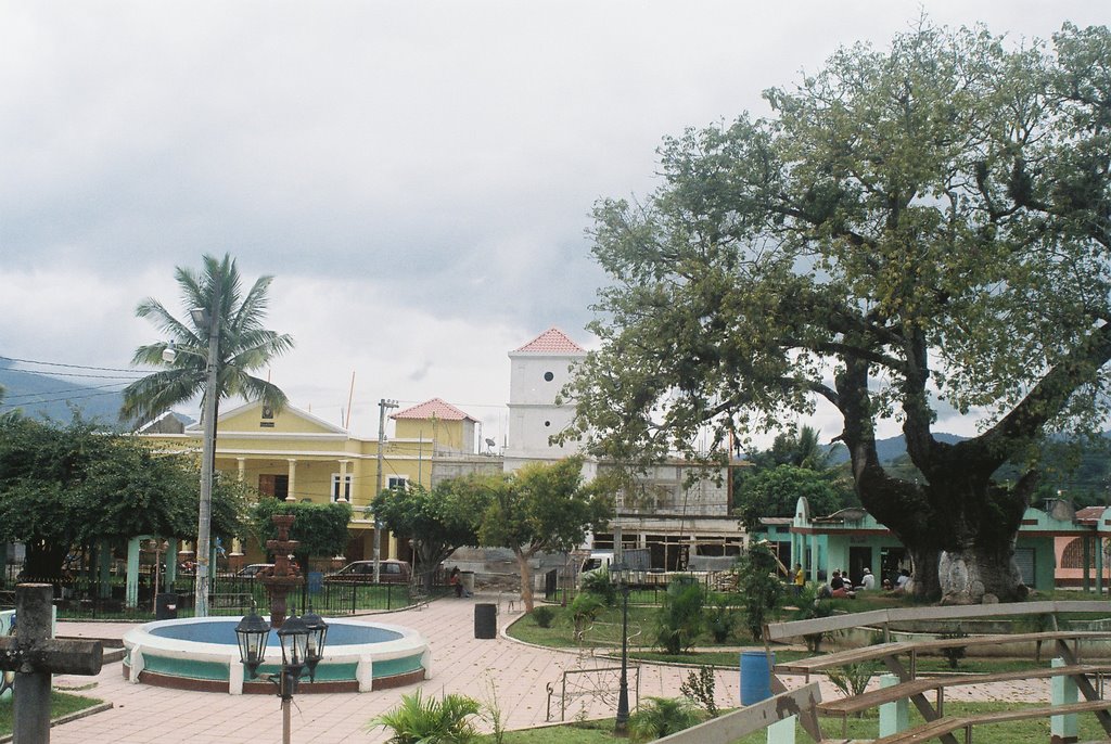 Parque central de Santa Rosa de Lima, Santa Rosa, Guatemala. by Hugo A. González