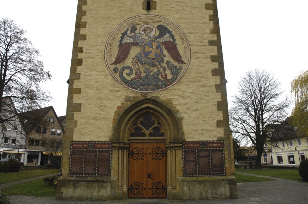 Steinhagen, Kirchturm im Rund der Wohn- und Geschäftshäuser by Uwe Gehring