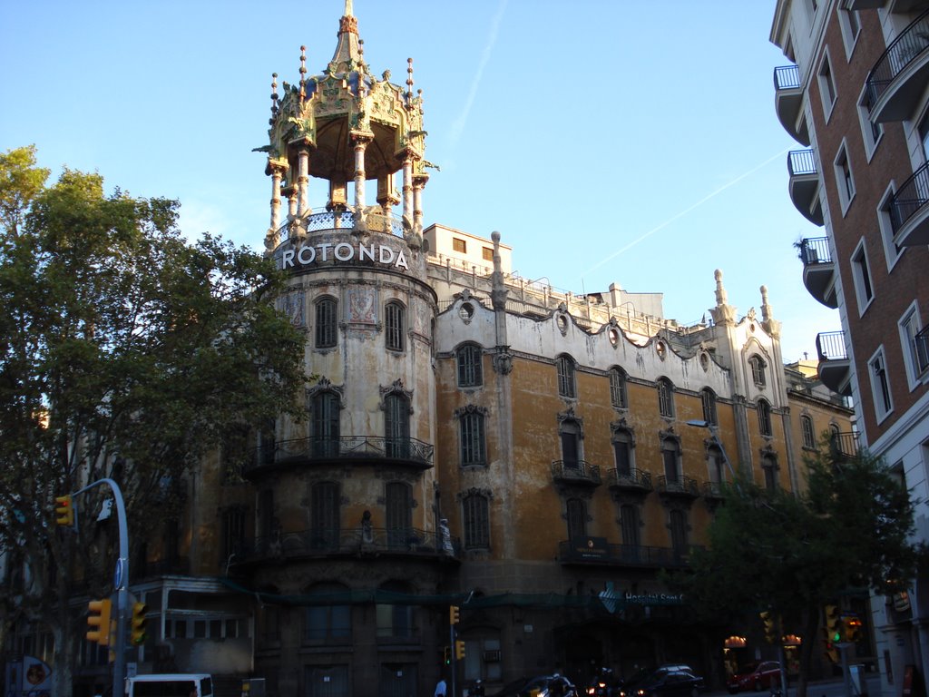 Façana antic hotel "la rotonda".Barcelona. by ROBERT MORANCHO