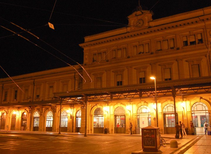 Modena station by Maciek Świderski