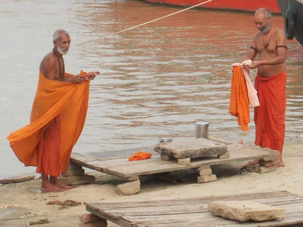 Bathing ritual on Assi Ghat by jackireporting