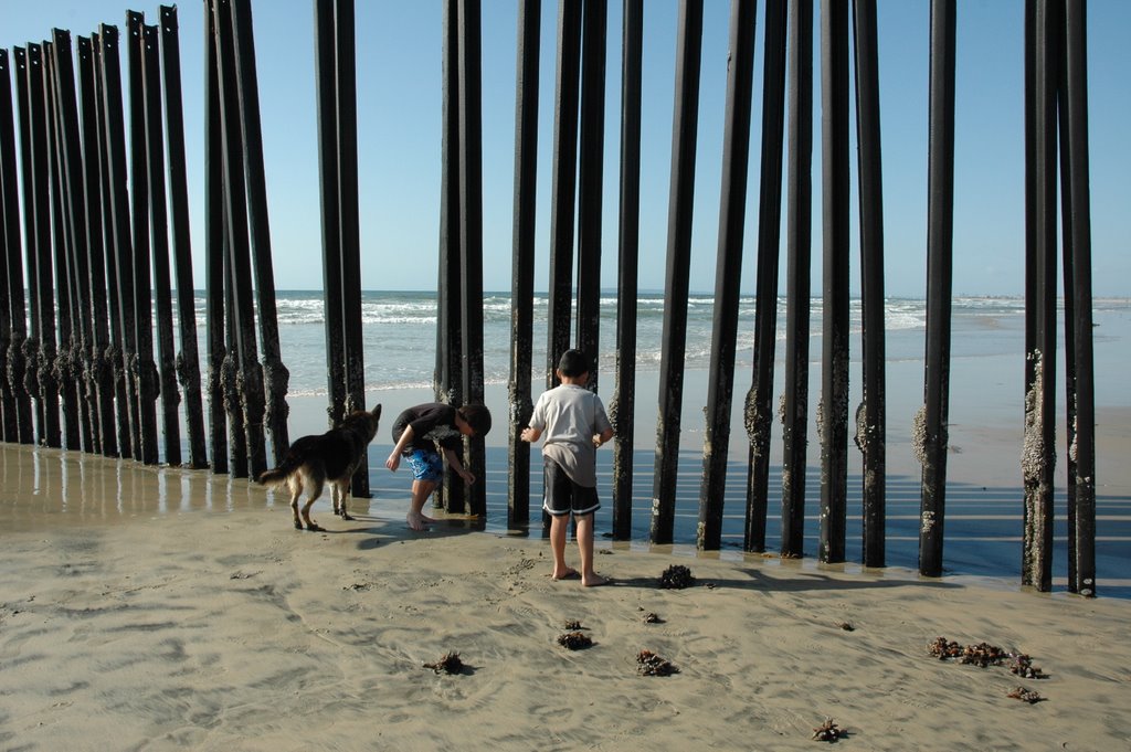 NIÑOS JUGANDO EN LA LINEA MEX-USA by TOTRIX