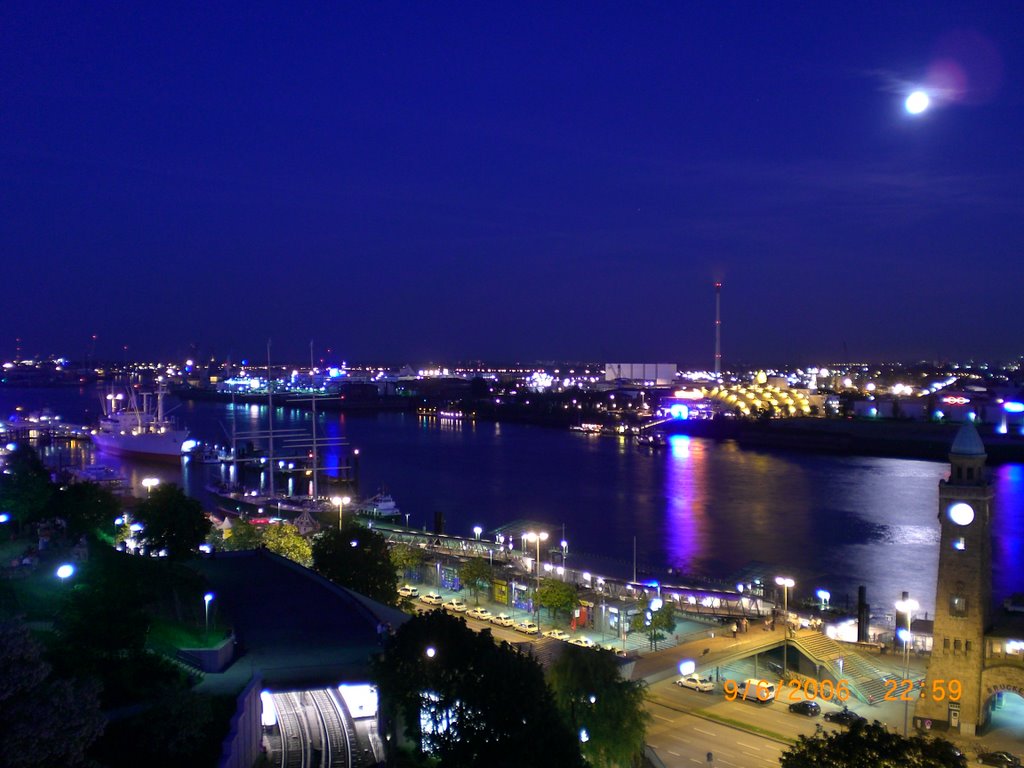 Blick vom Hotel "Hafen Hamburg" by makrialos