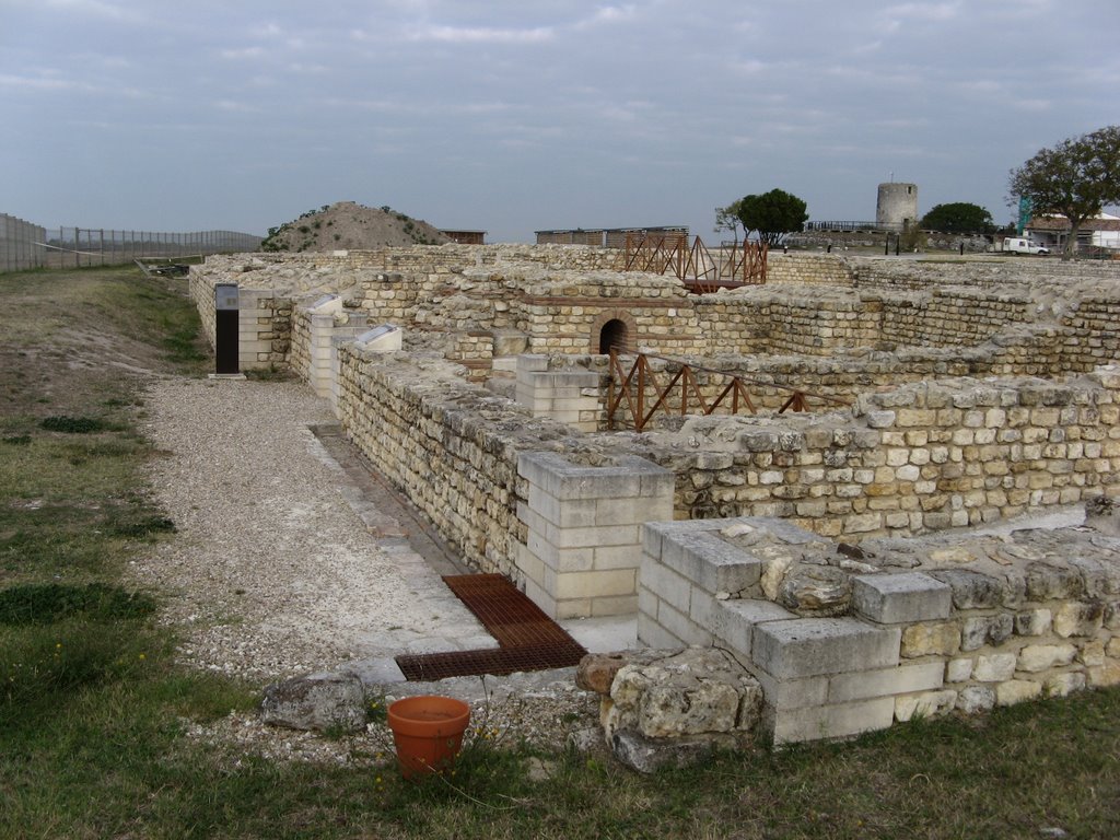 Barzan - Thermes gallo-romains - La chaufferie vue du SE. by Laurent Guyard