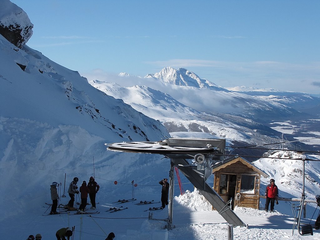 Cerro Krund. Al fondo cerro Cornú by zetadeushuaia