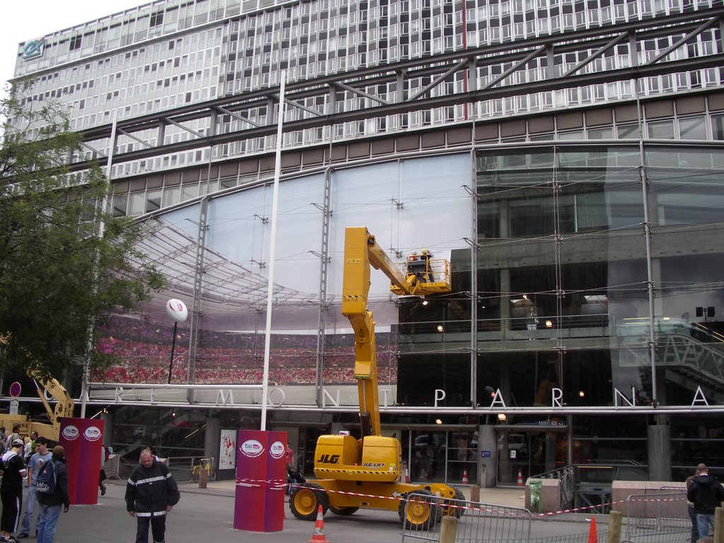 Décoration Mondial de Rugby sur la facade de la gare Montparnasse by jean-michel gobet