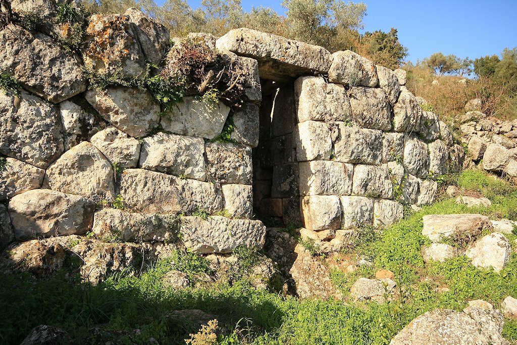 Πύλη στο αρχαίο κάστρο προς τη πλευρά του Αχελώου. by akarnania