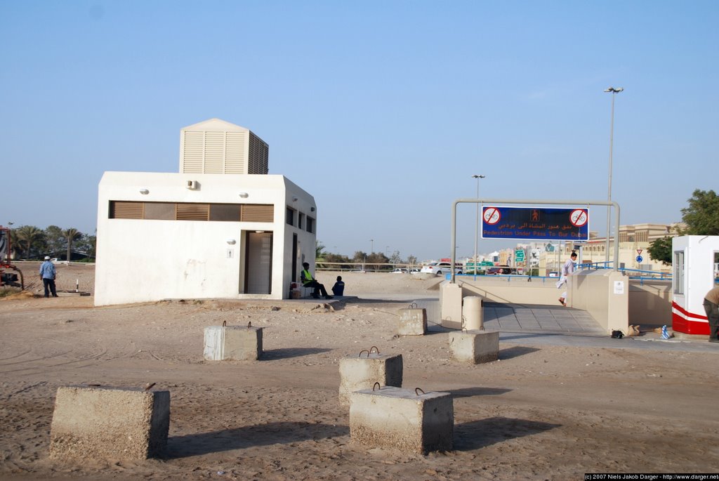 2007-05-07 Dubai. Pedestrian tunnel by Niels Jakob Darger