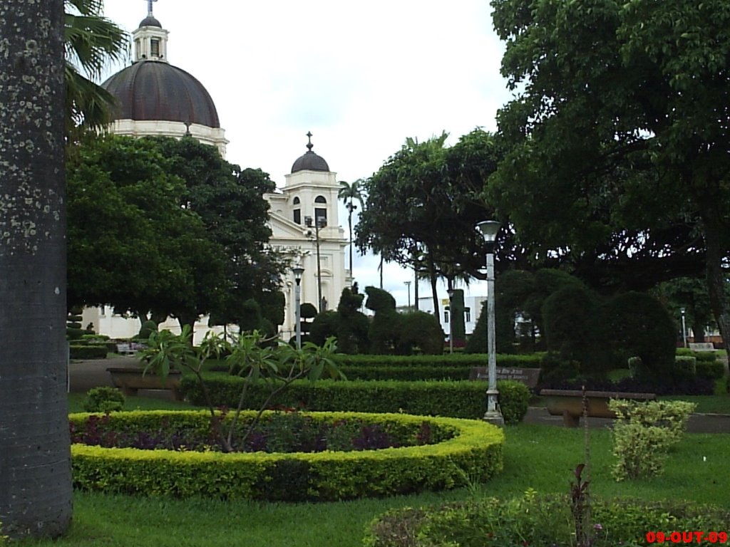 Praça da Igreja Matriz de Batatais, Topiárias e Pinturas de Cândido Portinari by MARCO AURÉLIO ESPARZA