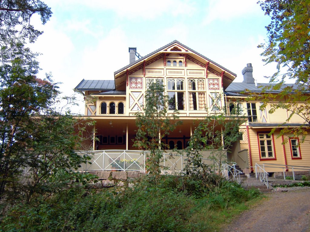 Southern facade of the restaurant by Petteri Kantokari